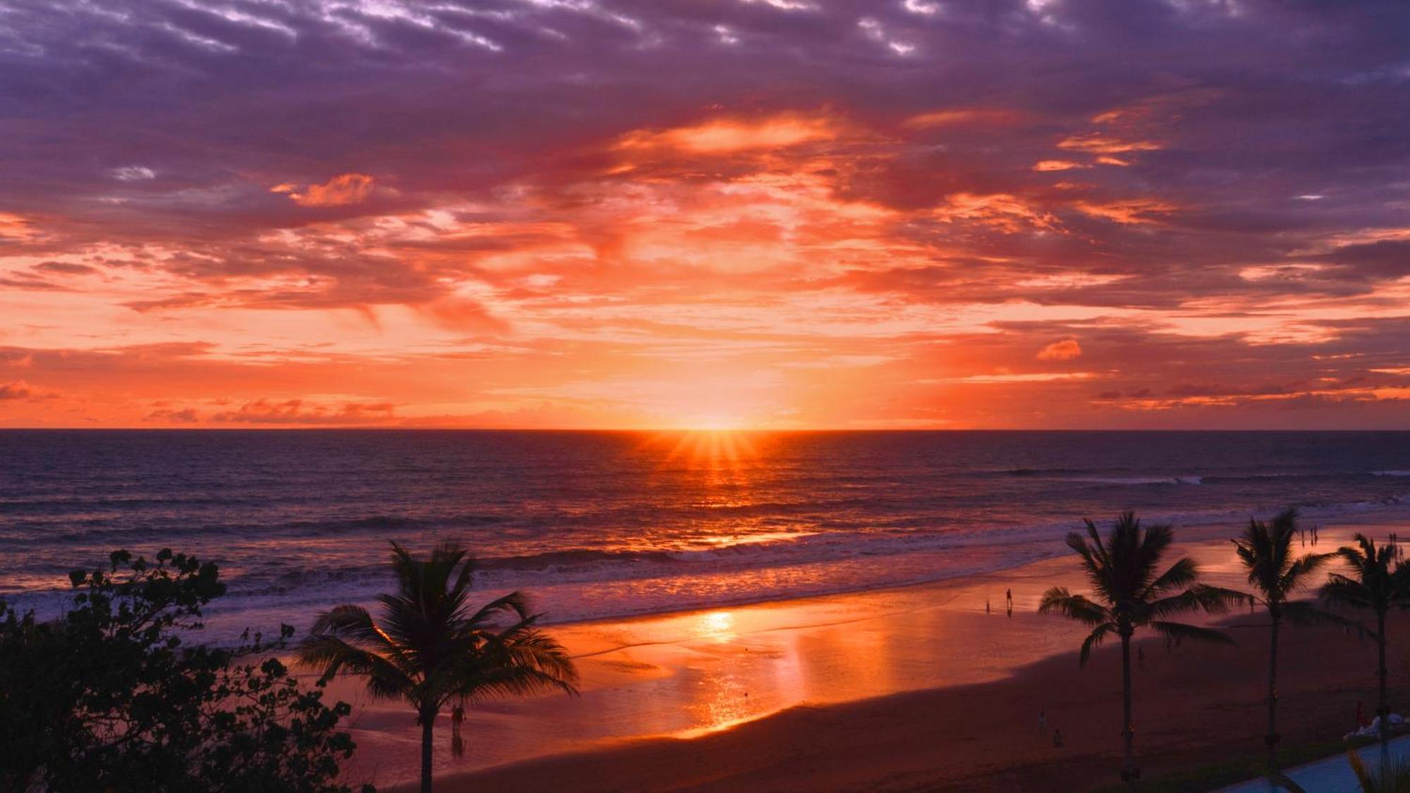 Potato Head Suites & Studios Seminyak Exterior foto Sunset at the beach
