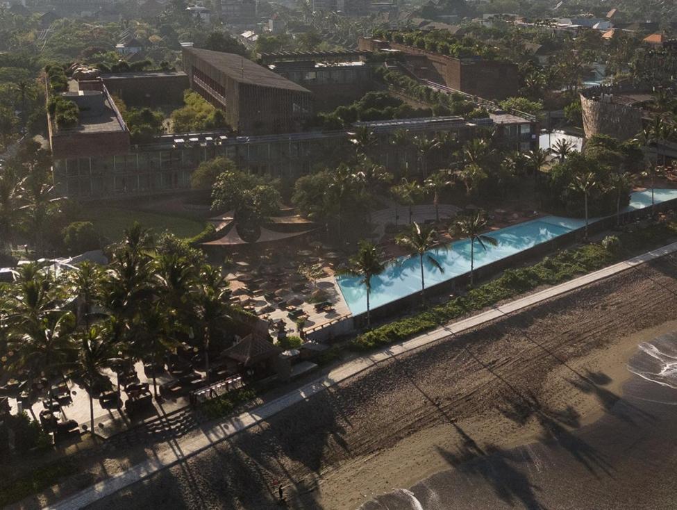 Potato Head Suites & Studios Seminyak Exterior foto Aerial view of the hotel