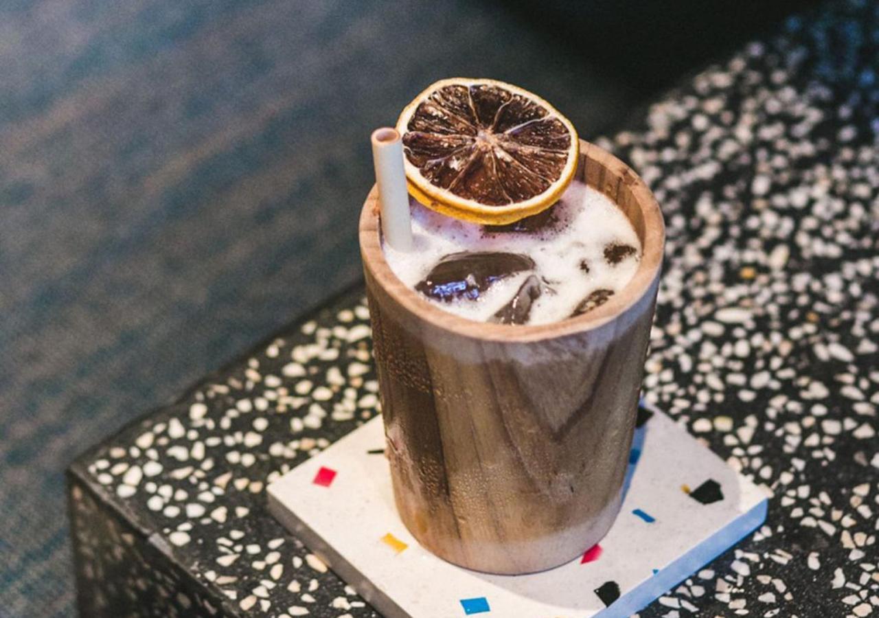 Potato Head Suites & Studios Seminyak Exterior foto A cocktail served in a wooden glass