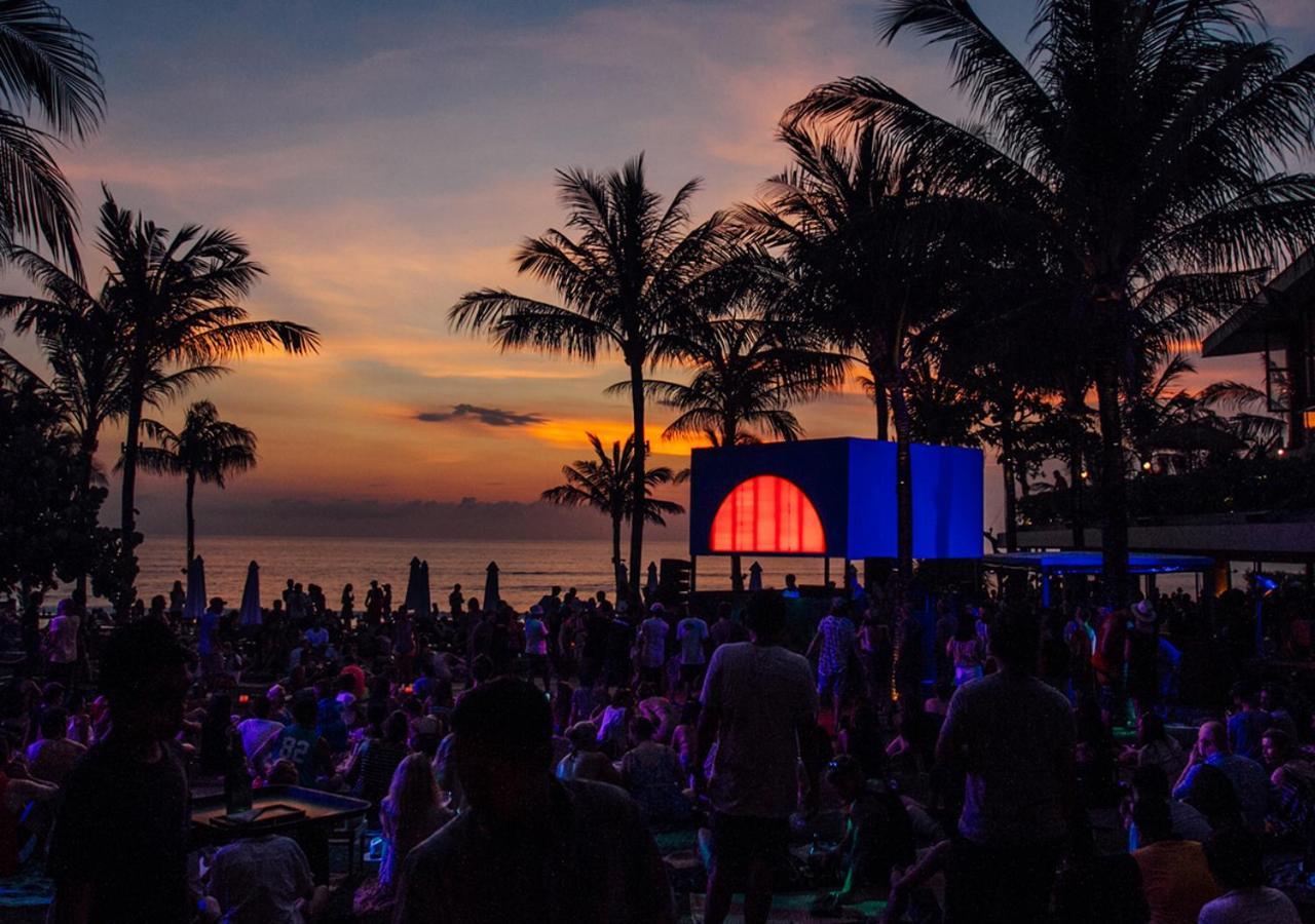 Potato Head Suites & Studios Seminyak Exterior foto Sunset at the beach club
