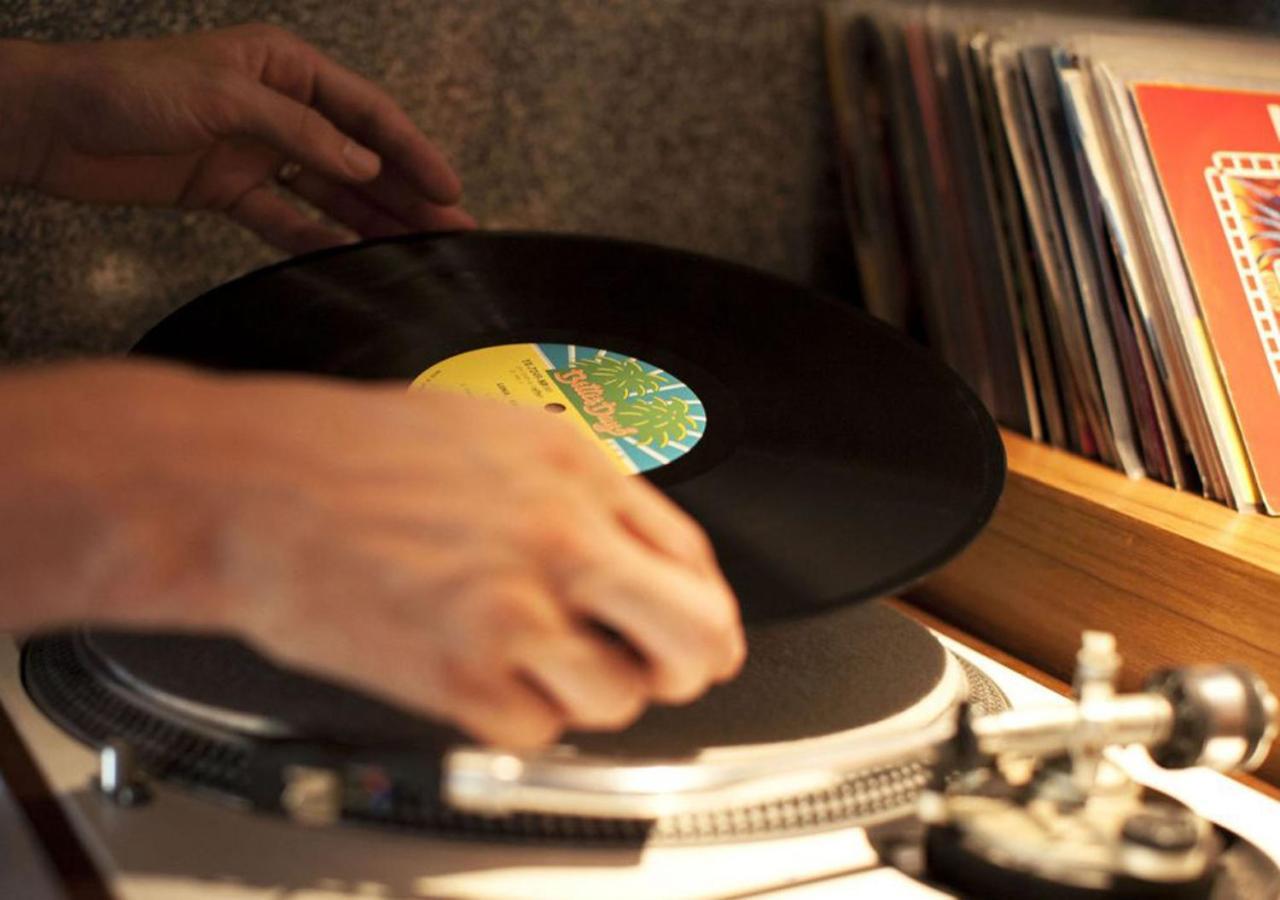 Potato Head Suites & Studios Seminyak Exterior foto A record being placed on a turntable